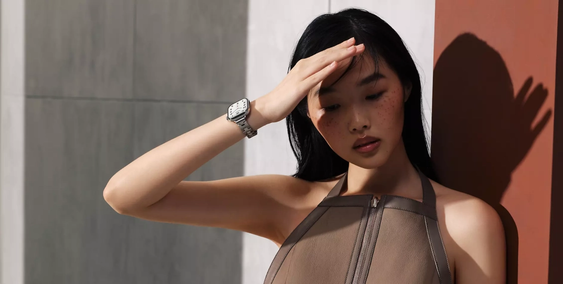 Умные часы Apple Watch Hermes Series 11 42mm GPS + Cellular Silver Titanium Case Gold/Ecru Single Tour Toile H Strap  (with Orange Hermès Sport band) - 4