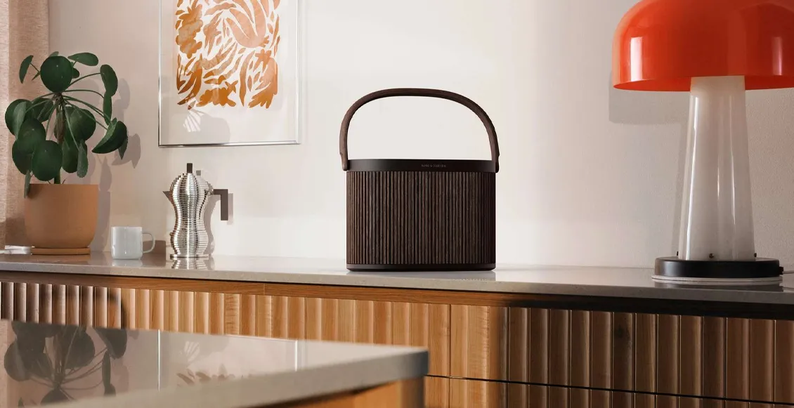 Портативная колонка с беспроводной зарядкой Bang & Olufsen Beosound A5 "скандинавское плетение" Портативная колонка с беспроводной зарядкой Bang & Olufsen Beosound A5 "скандинавское плетение" - 1